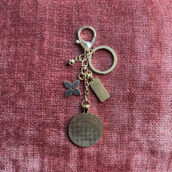 RUSTIC CLOVER BAG CHARM Black and Gold Tone 🍀 - Picture 8 of 9